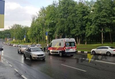 ​В Харькове 17-летний парень выпал из кабины канатной дороги и попал под машину (видео)