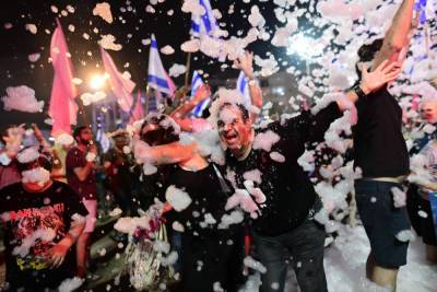 Провожали Нетаньяху, порвали два баяна: многотысячное празднование на площади Рабина