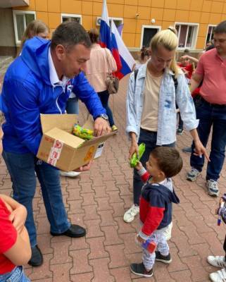 В Чехове единороссы раздавали мороженое к Дню России