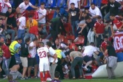 ЧП на Евро-2020: болельщик упал с верхней трибуны во время матча, что известно