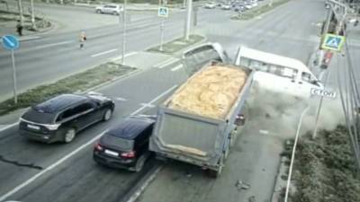 Грузовик с песком протаранил в Волгограде маршрутку с пассажирами. Видео