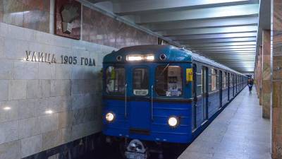 Человек упал на рельсы и погиб в метро Москвы