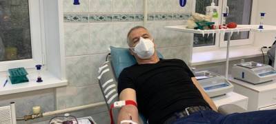 Глава Карелии опубликовал фото, как он участвовал в Дне донора