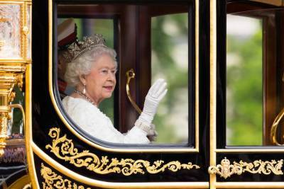 The Sun: Елизавета II нарушила одно из правил королевского протокола и объявила принцу Гарри и Меган Маркл информационную войну