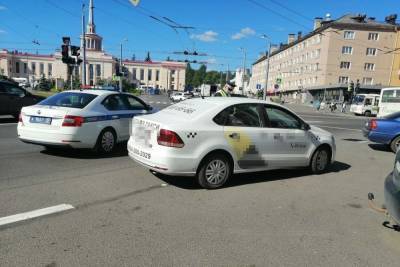 Водитель такси перевозил ребенка без детского автокресла в Петрозаводске