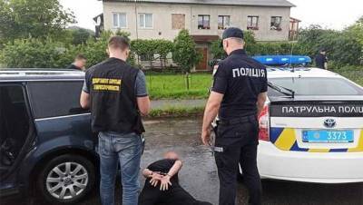 Двое дельцов наладили сбыт наркосодержащих таблеток из Европы по четырем областям Украины. Оборот - более миллиона грн в месяц, - полиция