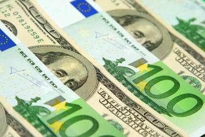 Биржа: доллар вырос, а евро упал на торгах в понедельник