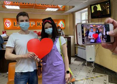 Во Всемирный день донора смоленские волонтеры сдали кровь