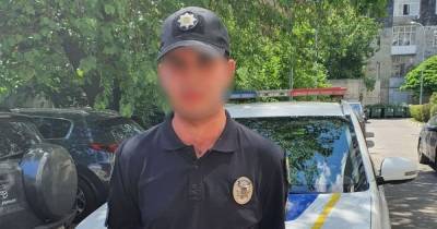 Бесцельно слонялся по подъезду: в Киеве задержали лже-полицейского (фото)