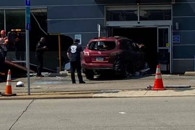 Автомобиль влетел в здание клиники в США, трое погибших