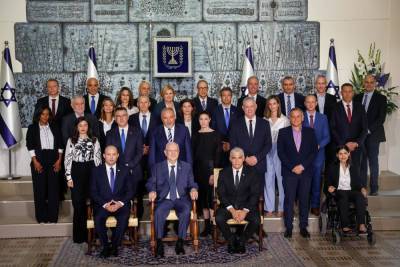 Смена караула: министры передают полномочия, Нетаньяху обещал съехать пораньше