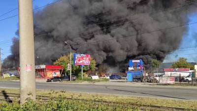В Новосибирске горит АЗС: четверо пожарных в больнице - ФОТО
