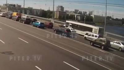На Володарском мосту в Петербурге загорелся автобус: видео