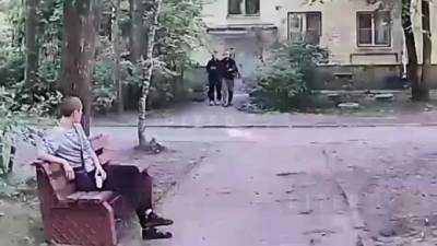 Видео: на Пролетарской улице двое парней избили мужчину - piter.tv