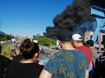 В Новосибирске после взрывов загорелась автозаправка. Есть пострадавшие