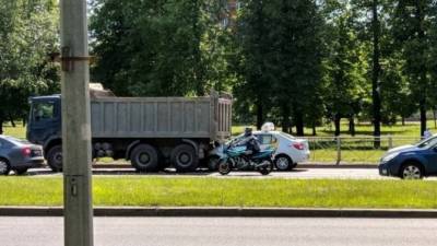 Пассажирка такси погибла в ДТП в грузовиком в Петербурге