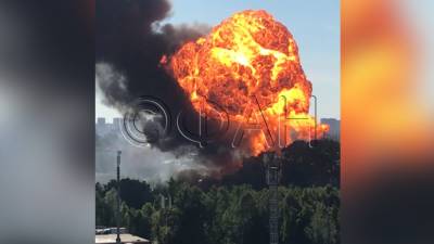 Мощный пожар охватил АЗС в Новосибирске