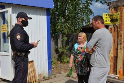В Сыктывкаре полицейские пришли к дачникам с памятниками о мошенниках