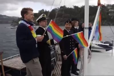 Экипаж норвежского военного корабля поднял гей-флаги