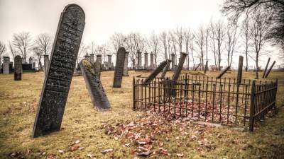 Полиция Кузбасса ищет проехавшихся по могилам вандалов