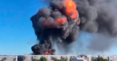 Пять сильных взрывов произошло на горящей заправке в Новосибирске
