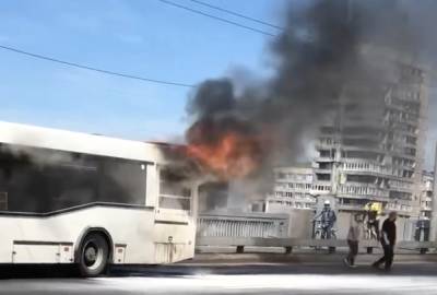 Пассажирский автобус загорелся на Володарском мосту Петербурга