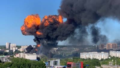 Очевидцы публикуют новые кадры взрыва заправки в Новосибирске