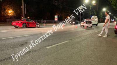 Красный Porsche попал в ДТП с такси в Воронеже