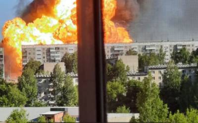 В Новосибирске после пожара на АЗС начались взрывы