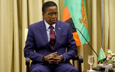 В Замбии президент потерял сознание во время парада