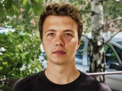 «Никто не бил, родители в заложниках»: Протасевич в окружении силовиков и камер отвечает на вопросы