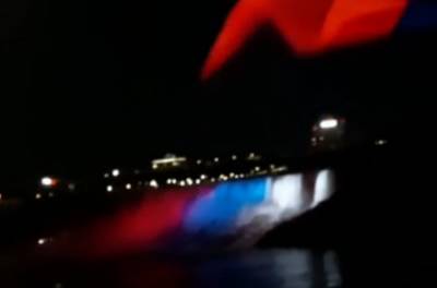 Ниагарский водопад окрасили цветами флага России