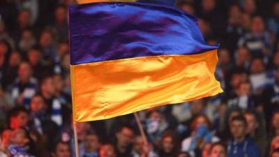 Российская полиция забрала флаг Украины в болельщика во время просмотра матча Евро-2020