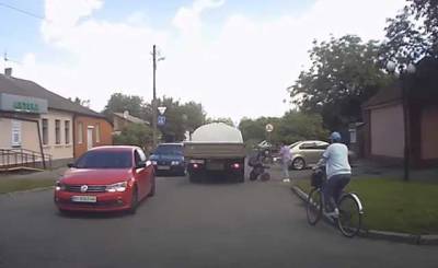На Полтавщине грузовик наехал на девушку з ребенком на руках: момент попал на видео