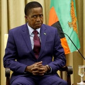 Президент Замбии потерял сознание во время парада. Видео