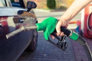 Озвучена новая цена на бензин: АЗС разрешили поднять стоимость