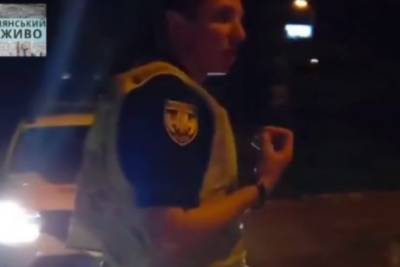 В Киеве патрульный выбил телефон из рук женщины и попал на видео