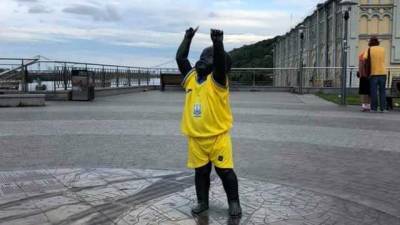 В Киеве статуи малышей-основателей одели в форму сборной