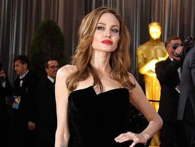 Актриса Анджелина Джоли замечена у дома бывшего мужа с бутылкой вина и мира