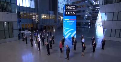 Пандемия вносит правки: Участникам саммита НАТО пришлось дистанцироваться во время протокольной съёмки
