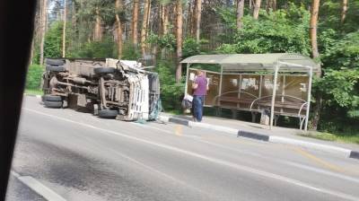 На остановке в Воронеже после ДТП с легковушкой перевернулся грузовик