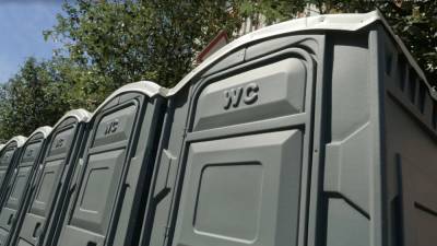 Дополнительные туалеты установили на Конюшенной площади в Петербурге