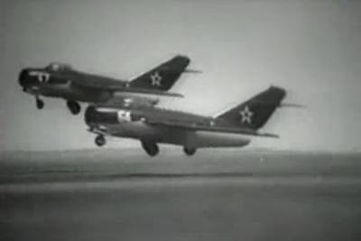 Японцы впечатлились героизмом советского летчика, пролетевшего под мостом