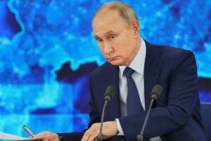 Путин потребовал от журналиста "не затыкать ему рот"