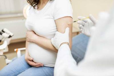 В Минздраве сказали, можно ли беременным вакцинироваться от COVID-19