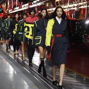 В Италии состоялся модный показ одежды Ferrari. Видео