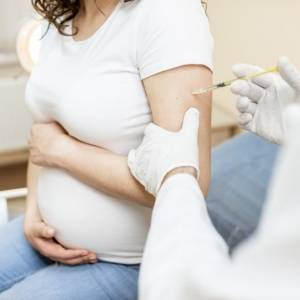 В МОЗ рассказали, можно ли беременным вакцинироваться от COVID
