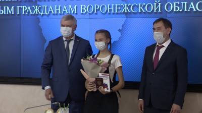В Воронеже отличившимся в учёбе 14-летним школьникам в День России вручили паспорта