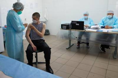Даже россияне не хотят вакцинироваться "Спутником V": их заманивают на прививку призами