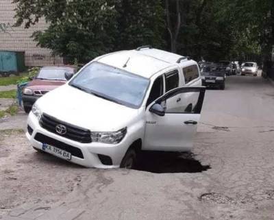 В Киеве внедорожник провалился под асфальт